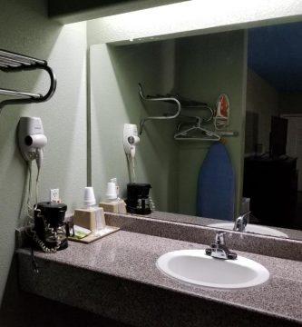Executive Inn & Suites 7