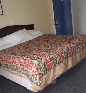 Empress Inn and Suites by Elevate Rooms 3